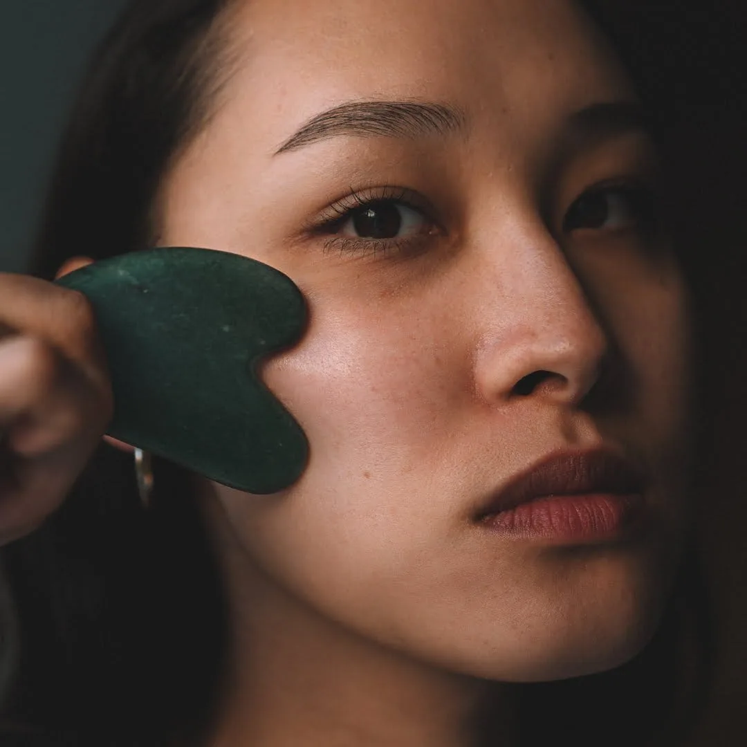 Massage avec le gua sha en jade