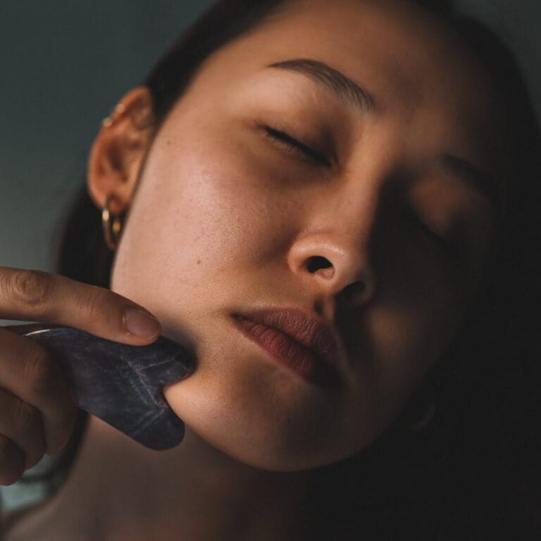 Massage avec le gua sha en améthyste